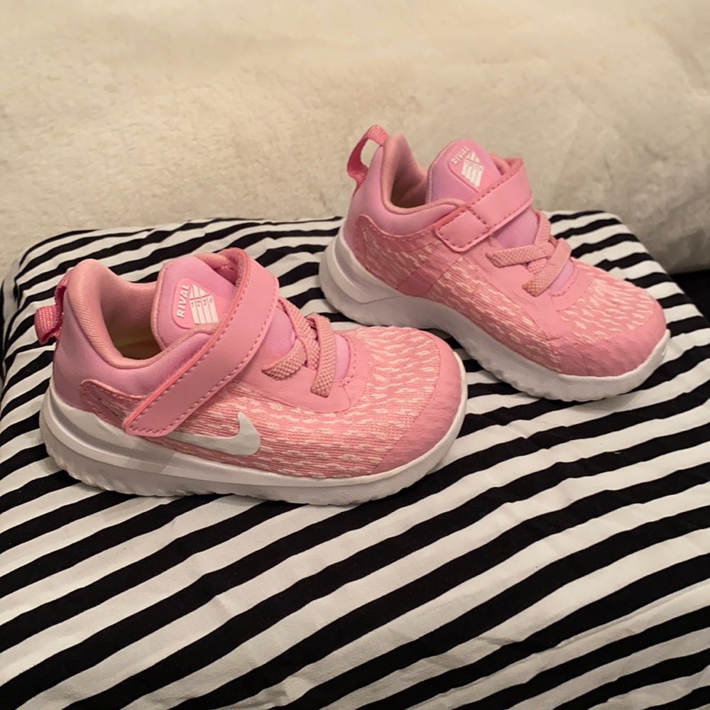 Nike Rival tennis shoe pink 5c
